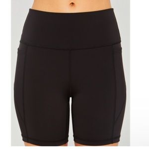 194. Women’s Black Pocketed 4-Way Stretch Moisture Wicking Shorts NWT